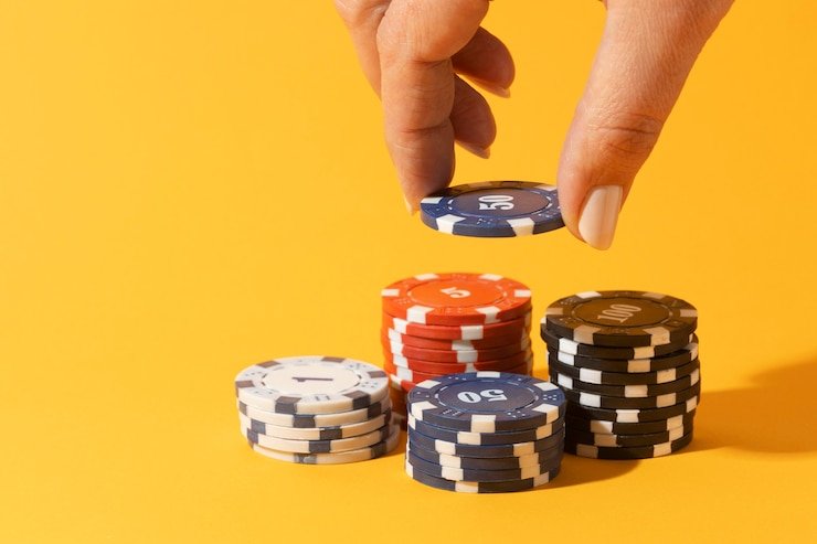Studio live casino petir 99 dengan meja blackjack, roulette, dan baccarat